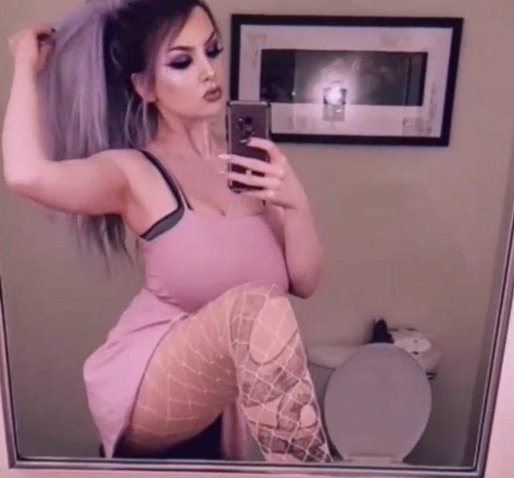 Vixenvirago posing in front of the mirror