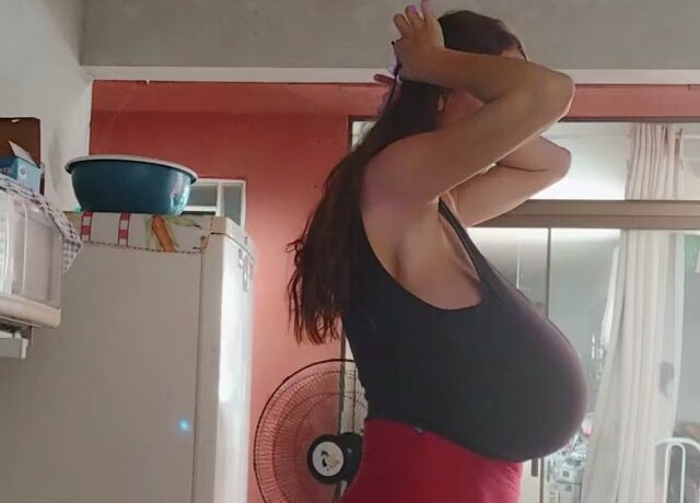 Priscila de Fátima dancing in red shorts and a black top