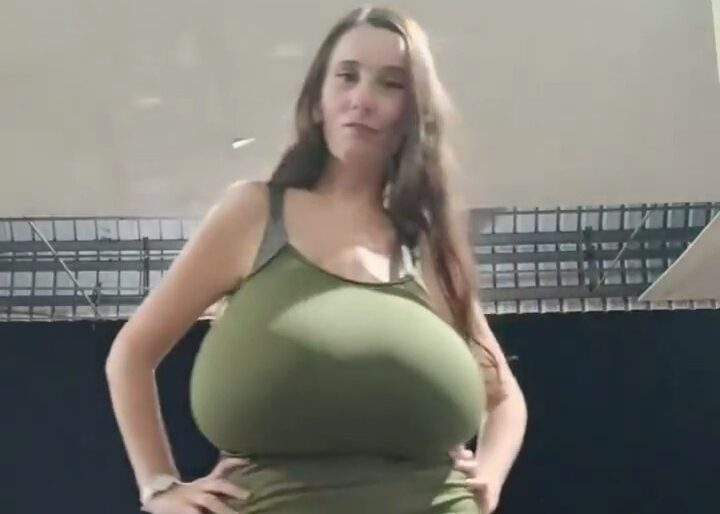 Priscila de Fátima macromastia tits dancing in green dress